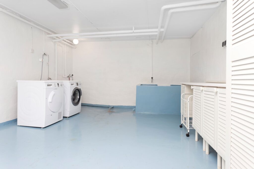 Ombyggnad av förråd till tvättstuga med tvättpelare. Partille, Furuskog