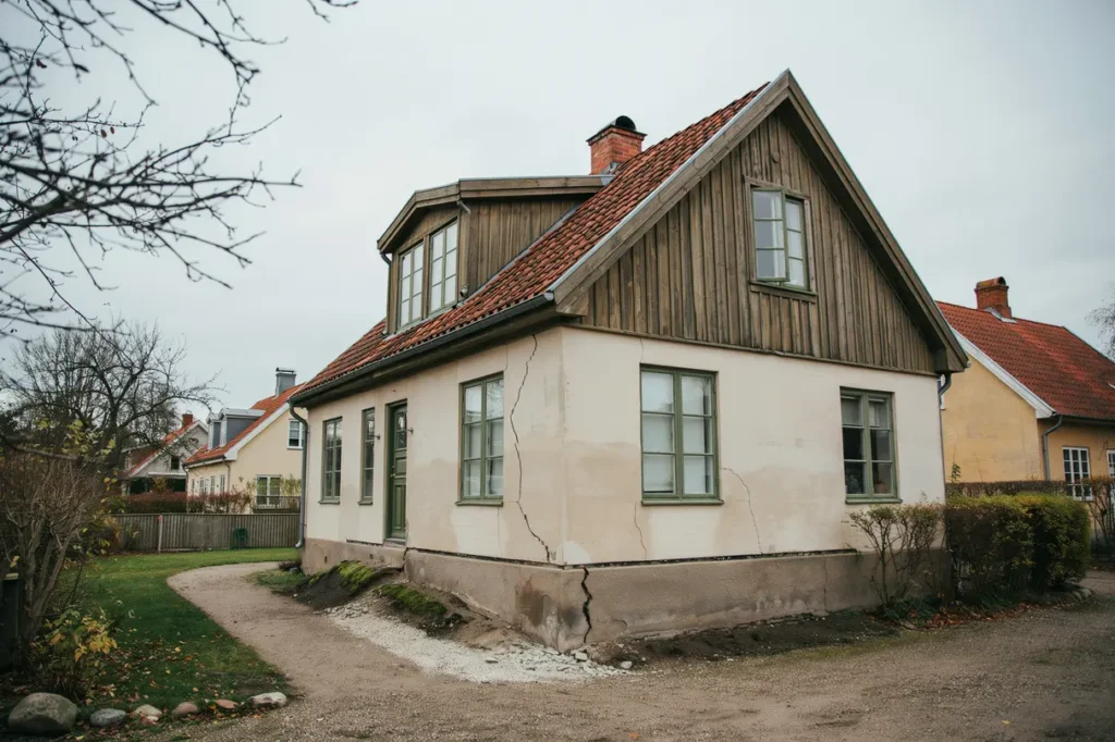 s undviker du s ttningssprickor i huset tecken orsaker och r tt tg rder